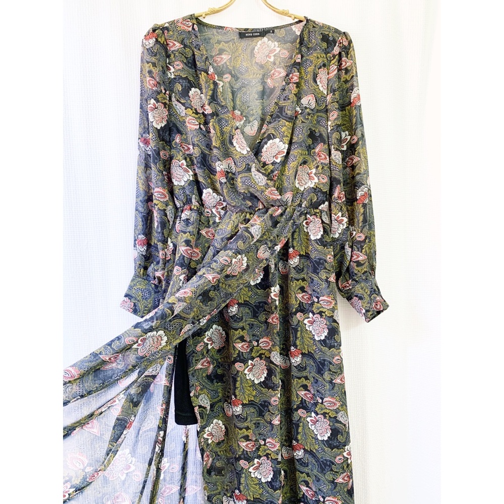 Flowy long sleeved floral maxi dress